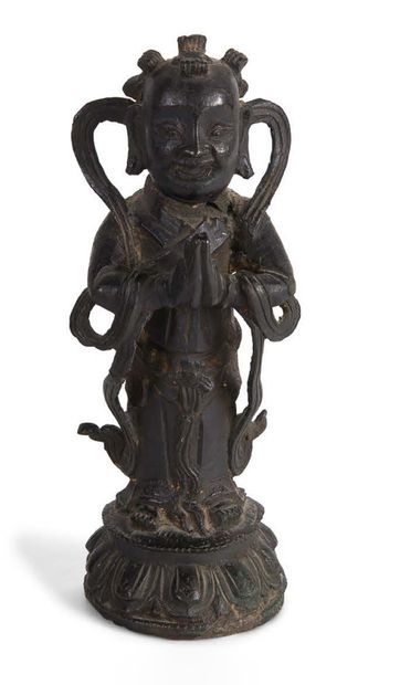 null Sujet en bronze représentant un adorant debout sur un lotus, les mains en Anjali.
Chine,...