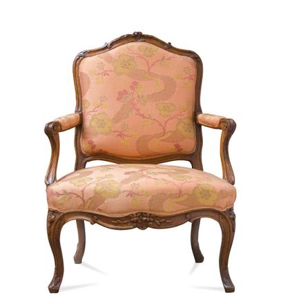 null Large armchair in natural wood moulded and carved.
Back violonné decorated with...