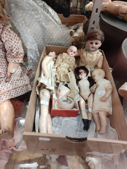 null Lot de quatre poupées, une tête et une petit Jésus en cire: une poupée allemande,...