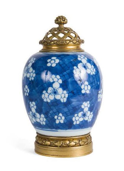 null Pot en porcelaine bleu blanc, à décor de fleurs de prunus. Avec monture en bronze.
Chine,...