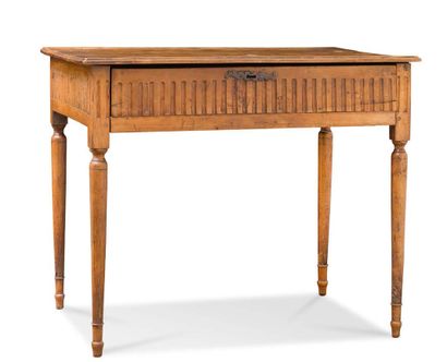  Petite table rectangulaire en bois naturel, ouvrant par un tiroir en ceinture à...