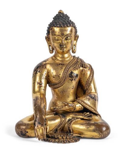 null Grand bouddha en bronze doré et ciselé, représenté assis en padmasana, la main...