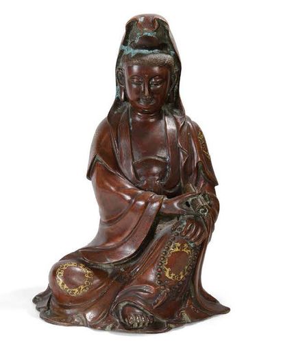 null Importante statue en bronze niellé, représentant la déesse Kannon, tenant un...