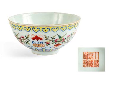 null Small porcelain and Famille Rose enamel bowl, decorated with peaches of longevity...