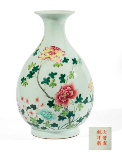 null Vase yuhuchun en porcelaine et émaux famille rose, à décor de fleurs de pivoine....