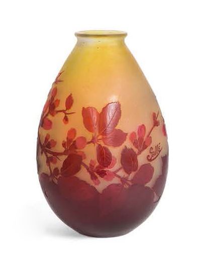 ÉTABLISSEMENTS GALLÉ Vase à panse carrée, en verre multicouche à décor de prunus...