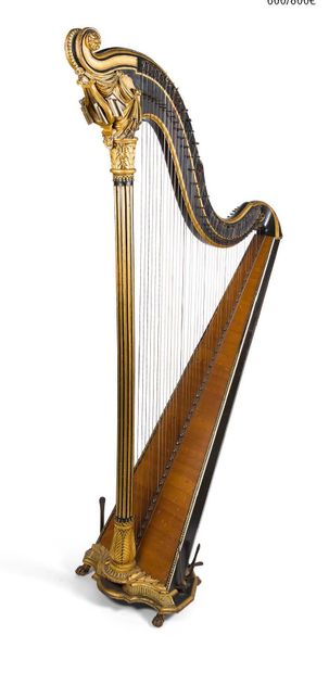  Harpe en bois noirci, bois doré et argenté à décor de lyre et draperies sur le fronton....