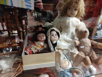  Important lot de poupées comprenant une Raynal en feutrine accidentée, un bébé japonais...
