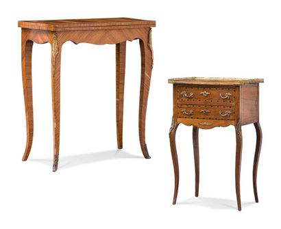  Table en bois de placage, les pieds galbés, le plateau à abattant Style Louis XVI...