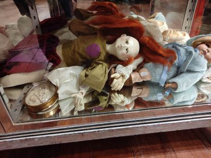 null Important lot de poupées comprenant une Raynal en feutrine accidentée, un bébé...