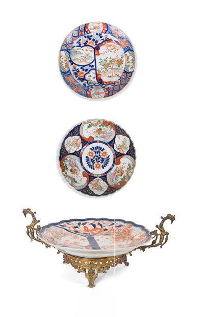 IMARI Deux plats en porcelaine polychrome à décor de végétaux et volatiles. Japon,...