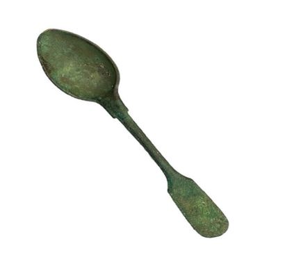  Metal spoon with a beautiful antique green patina. L. 15 cm approx. Provenance:...