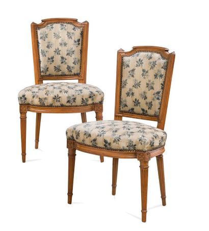  Suite de quatre chaises en bois naturel de style Louis XVI à dossier chapeau de...