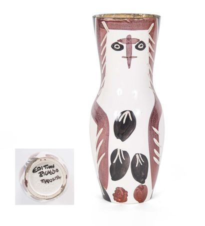 D'après Pablo PICASSO (1871-1973) et atelier MADOURA Owl
White earthenware vase with...