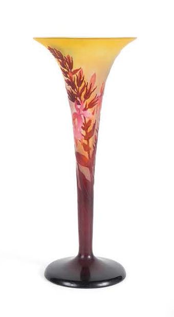 ÉTABLISSEMENTS GALLÉ Vase cornet en verre multicouche gravé à l'acide à décor floral...