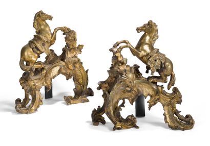 null Belle Paire de chenets en bronze ciselé et doré, figurant des chevaux scellés,...
