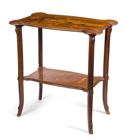 Émile GALLÉ (1846-1904) Table à thé en bois de placage et marqueterie à décors de...