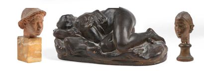 Jean Baptiste CARPEAUX (1827-1875). Nu endormi Statuette en plâtre patiné. Signé...