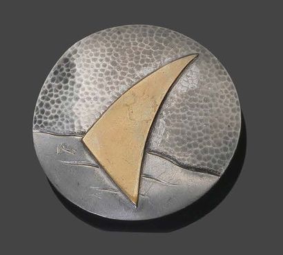 R.DELAVAN Round hammered pewter brooch, applied with a geometrical pattern.
Signed.
Diam...