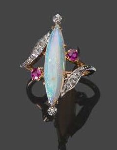 null 18K (750) yellow gold ring set with a navette-cut opal cabochon. The shoulder...