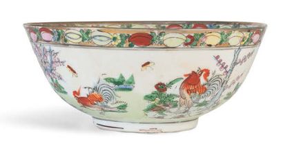 null Canton porcelain bowl, decorated with roosters, shrubs and floral compositions.
China,...