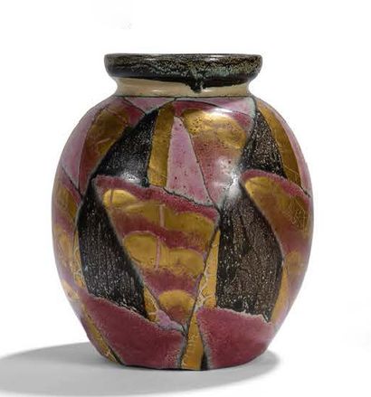 Marcel NOVERRAZ (1899-1972) Vase à col en faïence émaillée et dorée à décors géométriques.
Signé.
Vers...