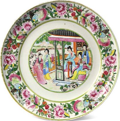 null Ensemble de trois assiettes en porcelaine de Canton, à décor de scènes de palais...