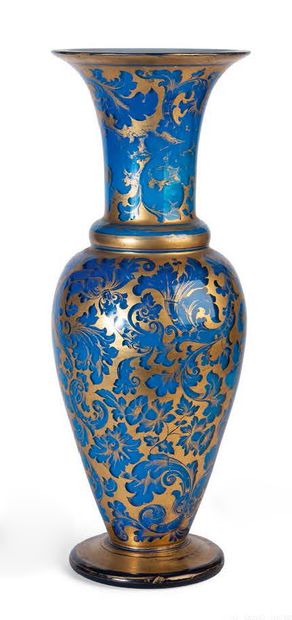  Vase sur piédouche en verre polychrome et doré (usures), à décors de rocailles,...