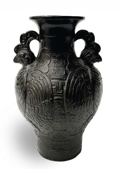 CHINE, fin XIXe-début XXe siècle Black-brown glazed ceramic vase, imitating bronze,...