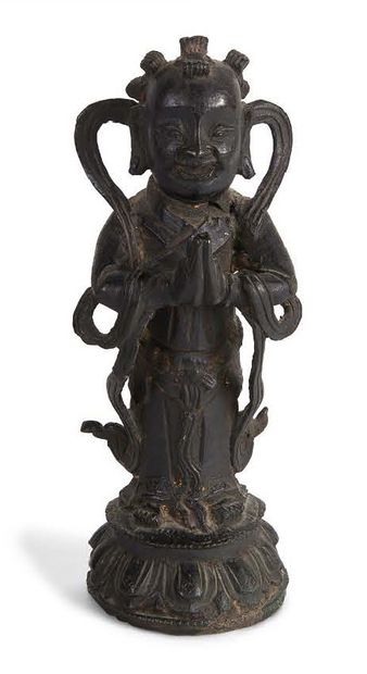 null Sujet en bronze représentant un adorant debout sur un lotus, les mains en Anjali.
Chine,...