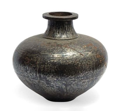  Vase with narrow neck in patinated, hammered and riveted metal H. 32 cm