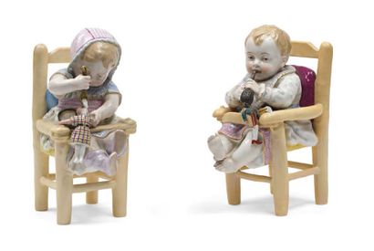 ALLEMAGNE- XXème siècle Manufacture de VOLKECHT RUDOLSTADT Enfants assis avec leurs...