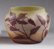 EMILE GALLÉ (1846-1904) Vase pansu à col rétréci en verre à décor dégagé de branches...