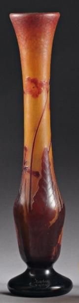 DAUM NANCY Vase oblong en verre multicouche dégagé à l'acide à décor de campanules....