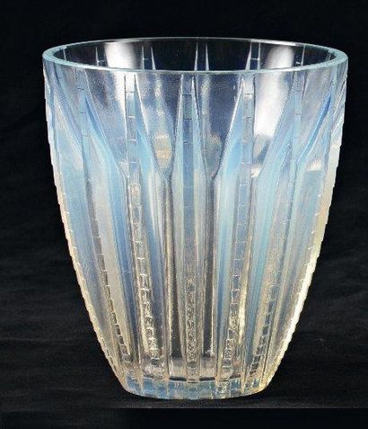 RENÉ LALIQUE (1860-1945) Vase en cristal opalescent Signé R. Lalique sous la base...