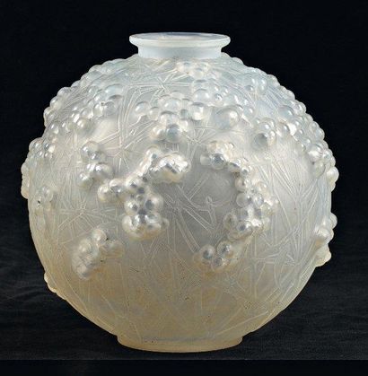 RENÉ LALIQUE (1860-1945) Vase «boule de gui» en verre moulé pressé. Signé R. Lalique....