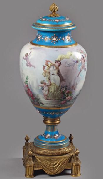 PARIS, DANS LE GOUT DE SEVRES Vase balustre en porcelaine à fond bleu à décor dans...