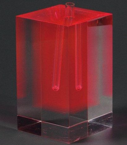 SHIRO KURAMATA (1934-1991) "Flower Vase #2" Vase soliflore, parallélépipède en résine...