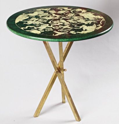 PIERO FORNASETTI (1913-1988) Table guéridon, piètement en laiton, et plateau en bois...