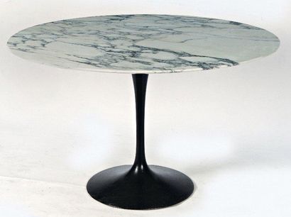 ÉERO SAARINEN (1910-1961) Table tulipe ronde dessus marbre blanc moucheté et pied...