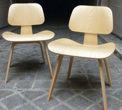CHARLES (1907-1978) & RAY EAMES (1912-1988) Paire de chaises DCW (Dining Chair Wood)...