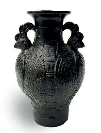 CHINE, fin XIXe-début XXe siècle Vase en céramique à couverte brun noir, à l'imitation...