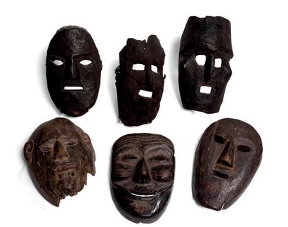 NEPAL Ensemble de six masques anthropomorphes à patines de couleurs. Parine d'usage...