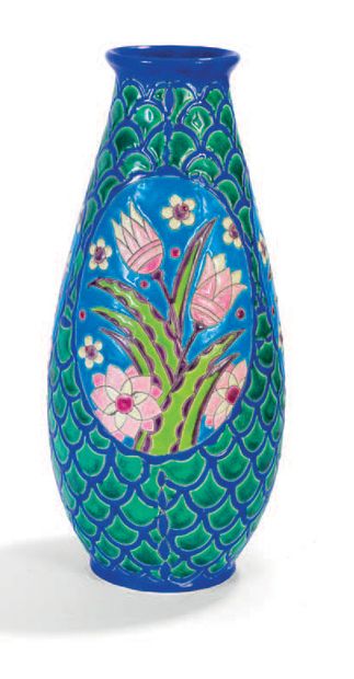 null Vase en faïence émaillée à décor floral et végétal stylisé. Signé
H 32,5 cm