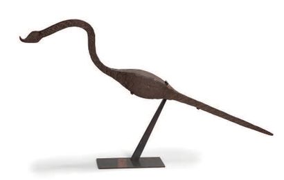 NEPAL Oiseau en vol stylisé, en métal patiné.
L. 75 cm