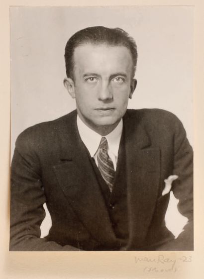 MAN RAY (1890-1976) Paul Éluard, 1923 Épreuve gélatino-argentique originale montée...