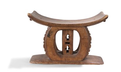 null Ensemble de sculptures africaines en bois patine : tabouret, scie, casque.....