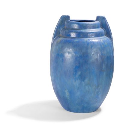 PIERREFONDS Vase en céramique émaillée, décor polychrome sur fond bleu. Vers 1920....