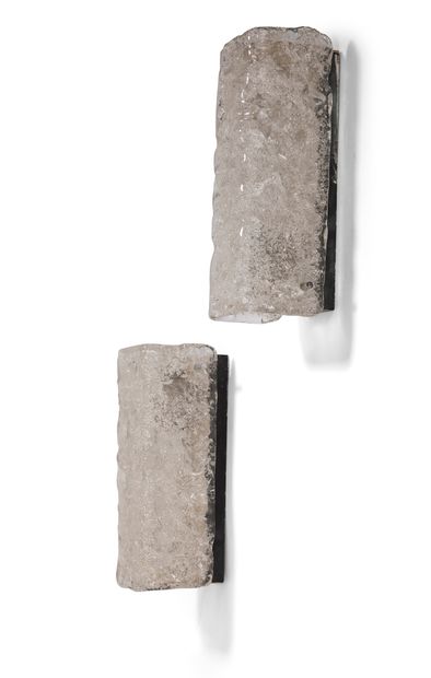 ARLUS Paire d'appliques en verre granité, monture en métal.
Vers 1960
H. 21,5 x L....