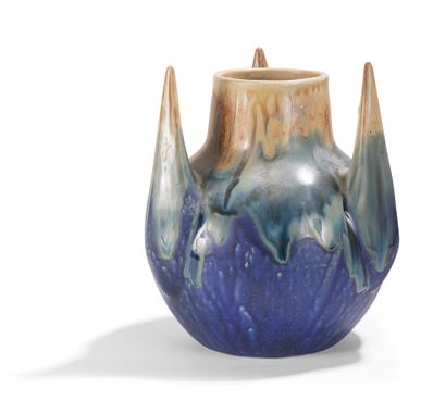 Gilbert METENIER (1876-?) Vase en céramique émaillée polychrome à décor de pointes....